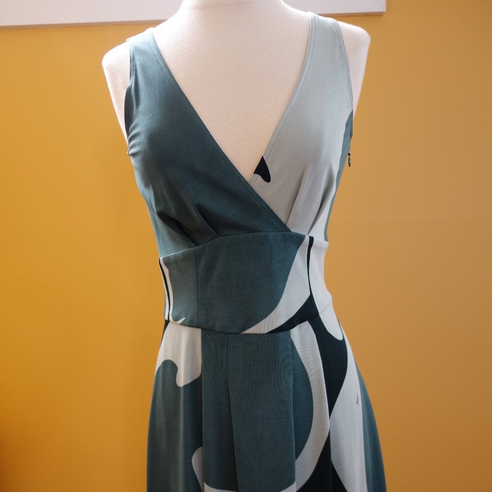 ISSA London dress in green and black abstract print size 2 100% silk $475
